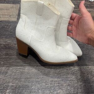 Elegant White Textured Women's Boots
